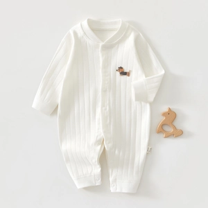Détail du barboteuse bébé en coton avec maille côtelée et broderie chien sur crème