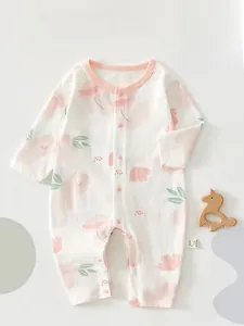 Détail d'un barboteuse bébé en coton à fleurs avec bordure rose et étiquette taille 59/44