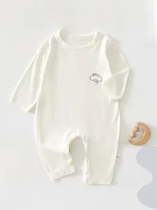 Détail de la barboteuse bébé à manches longues avec imprimé éléphant mignon