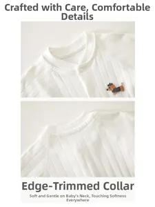 Détail du body bébé en coton matelassé avec col rond et broderie de teckel délicate