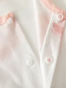 Détail du body bébé avec boutons-pression en résine POM sur tissu en coton doux