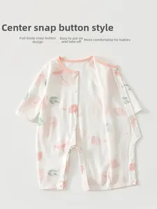 Détail d'une barboteuse bébé en coton à fleurs avec boutons-pression pratiques