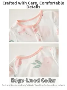 Détail d'un pyjama bébé en coton avec encolure bordée rose et imprimé floral doux