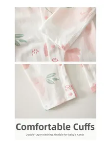 Détail des boutons-pression et des poignets à double couture sur la barboteuse