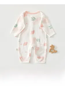 Détail d'un barboteuse bébé en coton avec imprimé lotus rose et col passepoilé doux