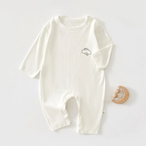 Détail d'une grenouillère beige pour bébé avec imprimé éléphant et étiquette latérale