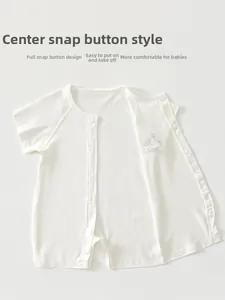 Detail eines Baby-Kurzarmbodys mit Druckknöpfen und atmungsaktivem Mesh am Rücken