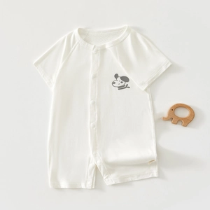 Detailansicht eines Baby Kurzarm-Stramplers mit Hundeprint und Holz-Beißring