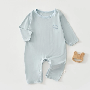 Vue détaillée d'une barboteuse bébé bleu clair avec broderie éléphant et boutons-pression