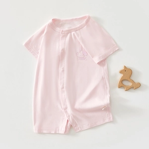 Details des babyrosa Sommer-Stramplers mit atmungsaktivem Mesh und Hunde-Stickerei
