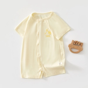 Detail eines weichen gelben Baby-Bodys mit atmungsaktivem Mesh und Tiermotiv-Aufdruck