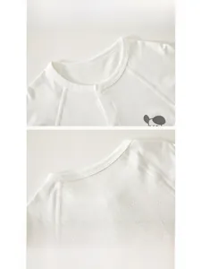 Nahaufnahme von Baby-Body-Kragen mit atmungsaktivem Mesh-Gewebe und Druckknopf-Detail
