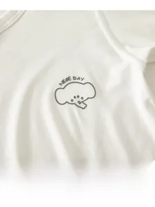 Vue détaillée du body pour bébé avec écusson éléphant mignon et texte Nice Day brodé