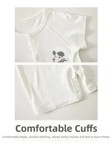 Detailansicht eines Baby-Kurzarmbodys mit Druckknöpfen und Cartoon-Welpendruck