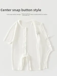 Detailansicht des Baby-Stramplers mit Druckknopfleiste und süßem Welpenmotiv