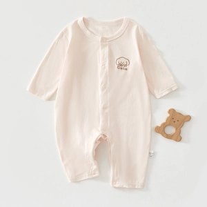 Detail von babyrosa Strampler mit weichem Stoff und süßer Hundestickerei