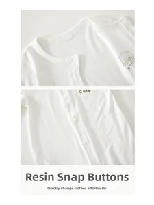 Details von sicheren Harzdruckknöpfen und atmungsaktivem Stoff am Baby-Body