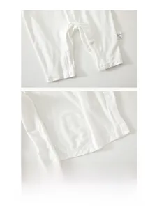 Detailansicht der Druckknöpfe am weißen Baby-Strampler aus Tencel für einfaches Wickeln