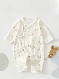 Détail de la barboteuse bébé en coton à manches longues avec motifs fleurs et lapins