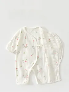 Détail du body d'été pour bébé montrant le coton rayé et les motifs d'animaux