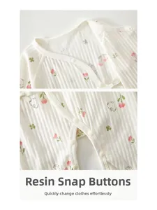 Détail d'un barboteuse bébé avec pressions en résine et tissu gaufre à motif tulipe