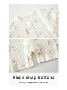 Dettaglio della tutina per neonati con bottoni in resina e cotone jacquard con stampa