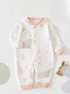 Détail de la grenouillère nouveau-né avec motifs lapins et tulipes et boutons roses