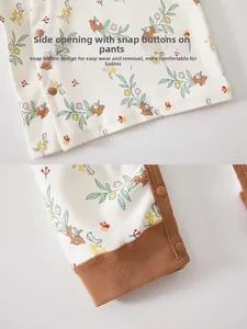 Détails de l'ensemble thermique bébé avec boutons-pression latéraux et motifs de forêt