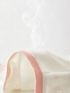 Barboteuse coton nouveau-né avec imprimé lapin montrant un tissu respirant et doux