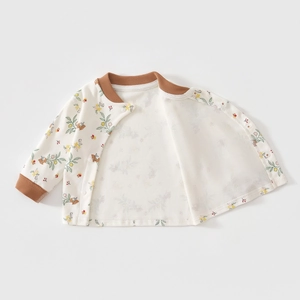 Détail d'un cardigan thermique pour bébé avec imprimé ours et poignets côtelés