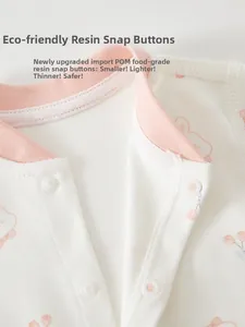 Détail de pressions en résine écologique sur un pyjama bébé en coton fleuri