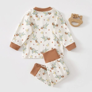 Détail de pyjama thermique pour bébé avec imprimés d'animaux et bords-côtes doux