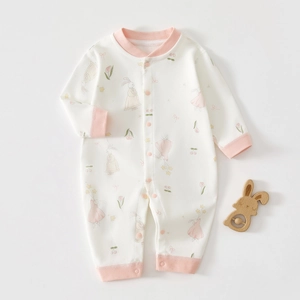 Détail du barboteuse en coton pour nouveau-né avec motif lapin tulipes et bordure rose