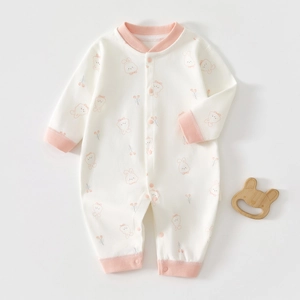 Détail d'une grenouillère bébé en coton à manches longues avec motifs lapin et fleurs