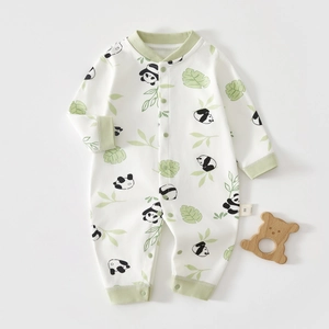 Détail de la grenouillère pour bébé avec imprimé panda, bordure verte et boutons-pression
