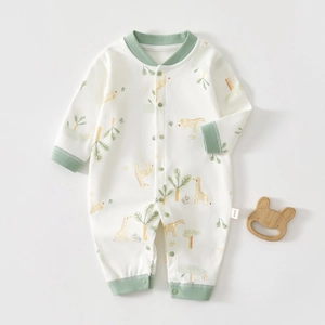 Détail d'un pyjama bébé en coton avec imprimé girafe et boutons-pression pratiques