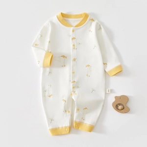 Détail d'un body pour nouveau-né en coton avec boutons-pression et poignets jaunes