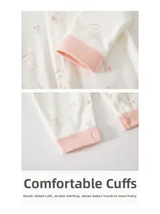 Détails des poignets du barboteuse en coton pour bébé avec tricot côtelé élastique rose