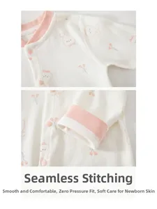 Détail d'un body pour nouveau-né avec motifs lapins et coutures lisses sans os confortables