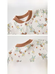 Détails de l'encolure avec boutons-pression sur sous-vêtements thermiques pour bébés