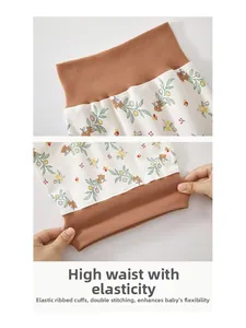 Gros plan du pantalon bébé à taille haute avec imprimé cerf et bande élastique