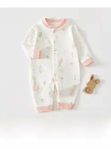 Vue à plat d'une grenouillère pour nouveau-né en coton avec lapins et tulipes