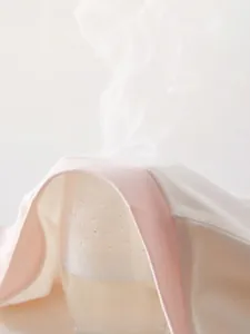 Body neonato in puro cotone traspirante con bordo rosa che mostra permeabilità al vapore