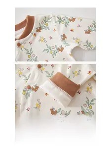 Détails de couture sans os et bordure en tricot côtelé sur sous-vêtements bébé forêt