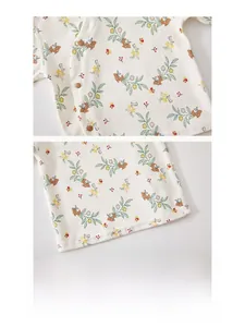 Détail du haut en coton pour bébé avec motif cerf et fermeture par boutons pression