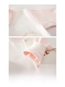 Dettaglio di tutina neonato in cotone rosa con scollatura morbida e cuciture piatte lisce