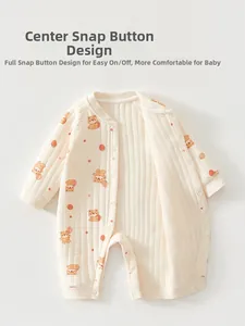 Détails des boutons-pression sur la grenouillère bébé en coton côtelé avec ours