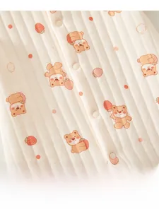 Détail de la barboteuse en coton côtelé pour bébé avec imprimés fraises et ours