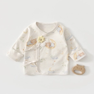 Détail du haut cache-cœur pour bébé en coton bio avec imprimé ours et liens noués