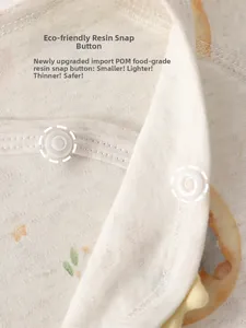 Détails de pressions en résine sur un body en coton doux pour nouveau-né avec motifs étoiles
